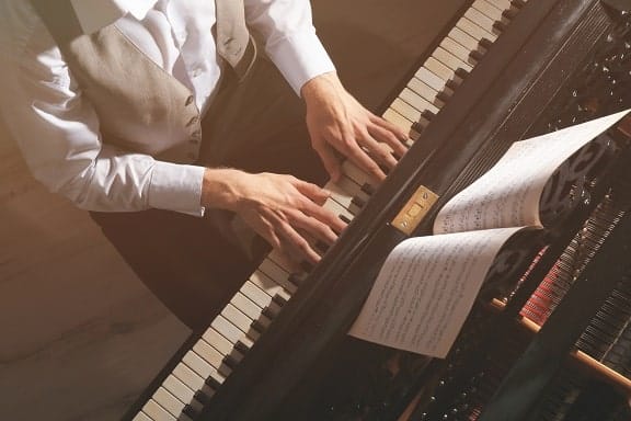 hands playing piano