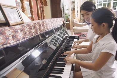 Hoe geld te besparen op pianolessen