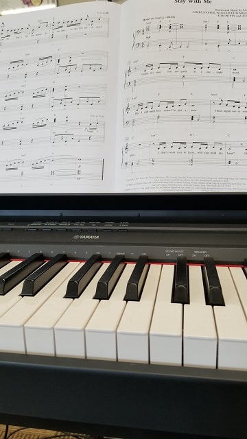 Play Easy Piano Songs With Just One Hand: Beginner Piano Book